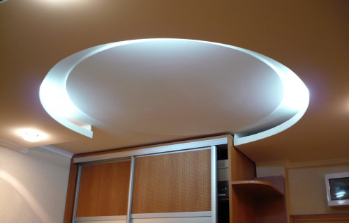 подвесной потолок с подсветкой в прихожей