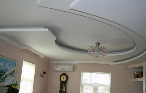 многоуровневый подвесной потолок в зале