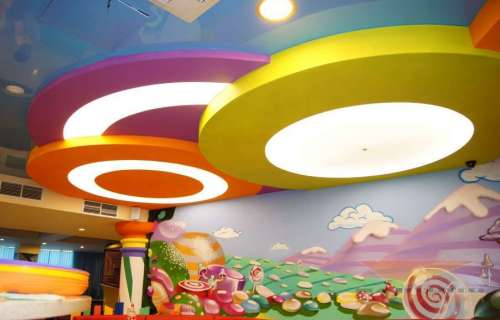 яркий многоуровневый потолок с подсветкой