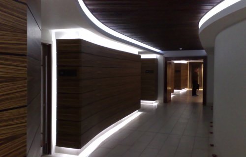 оригинальный потолок с подсветкой в прихожей