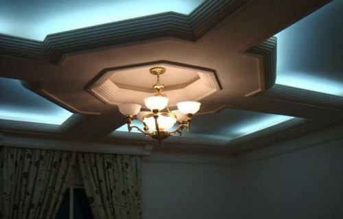оригинальная отделка потолка в зале