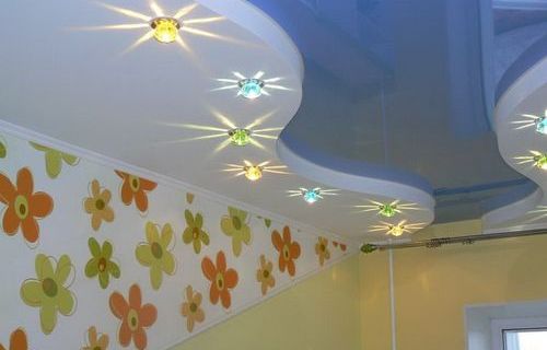 комбинированный двухуровневый потолок с подсветкой