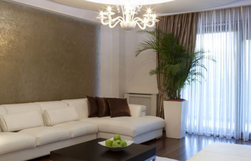 отделка потолка зеркалом