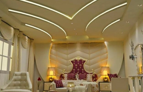 фигурный многоуровневый потолок в спальне