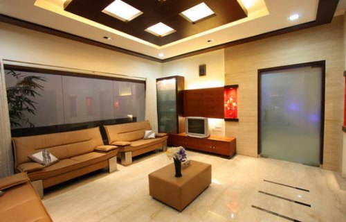 комбинированный потолок с подсветкой в гостиной