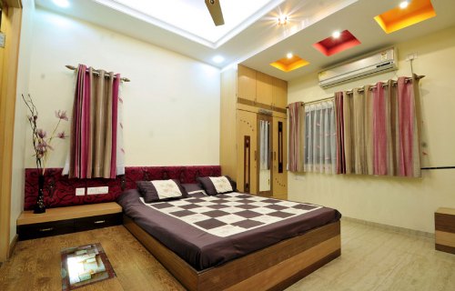 комбинированный потолок с подсветкой в спальне