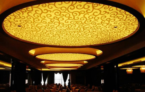 красивый комбинированный потолок с рисунком и подсветкой