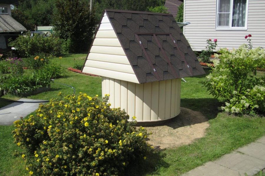 Практичность современных домиков для колодцев